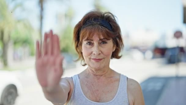 Kobieta Średnim Wieku Robi Gest Stop Ręki Ulicy — Wideo stockowe