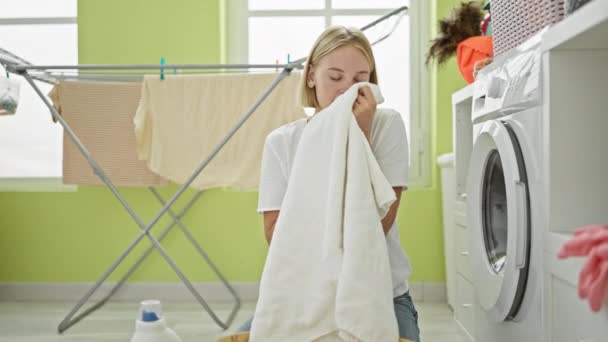 Çamaşır Odasında Temiz Havlu Kokan Genç Sarışın Kadın — Stok video