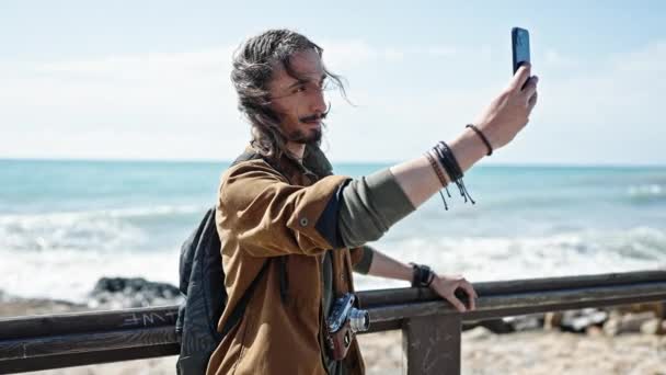 Jovem Hispânico Homem Turista Usando Mochila Fazer Selfie Por Smartphone — Vídeo de Stock
