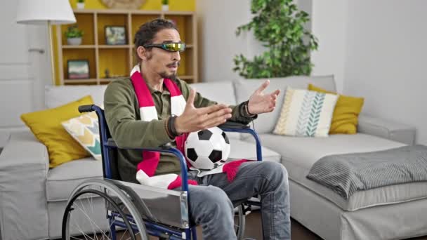 Młody Hiszpan Ogląda Mecz Piłki Nożnej Pomocą Okularów Wirtualnej Rzeczywistości — Wideo stockowe