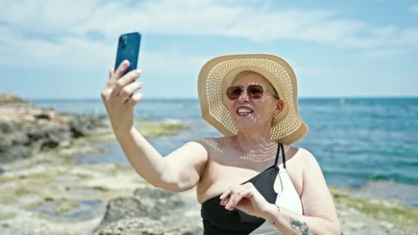Středního Věku Šedovlasá Žena Turista Sobě Plavky Videohovory Pláži — Stock video