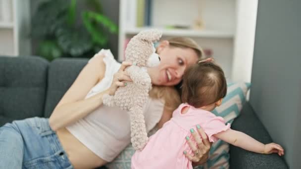 Moeder Dochter Zitten Thuis Bank Met Teddybeer Spelen — Stockvideo