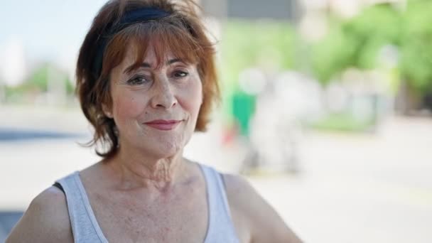 Orta Yaşlı Bir Kadın Sokakta Kendine Güvenerek Gülümsüyor — Stok video