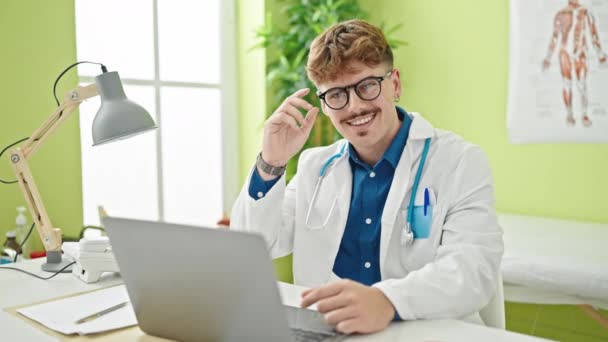 Młody Latynoski Lekarz Używający Laptopa Zdejmujący Okulary Uśmiechnięty Kliniki — Wideo stockowe
