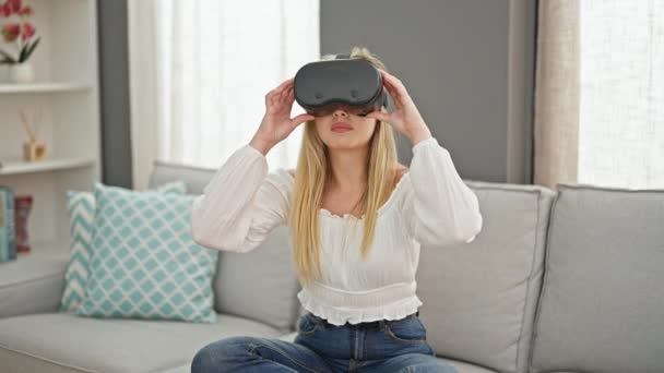 Młoda Blondynka Gra Wideo Przy Użyciu Okularów Wirtualnej Rzeczywistości Domu — Wideo stockowe