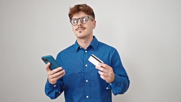Jonge Spaanse Man Met Behulp Van Smartphone Creditcard Denken Geïsoleerde — Stockvideo