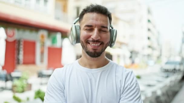 Junger Arabischer Mann Hört Musik Stehen Mit Verschränkten Armen Auf — Stockvideo