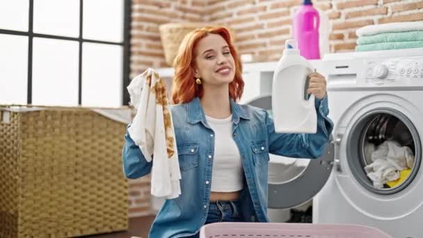 Joven Pelirroja Lavando Ropa Sosteniendo Botella Detergente Ropa Sucia Lavandería — Vídeo de stock