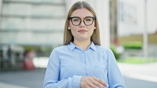 Jovem Loira Mulher Empresária Sorrindo Confiante Com Braços Cruzados Gestur — Vídeo de Stock