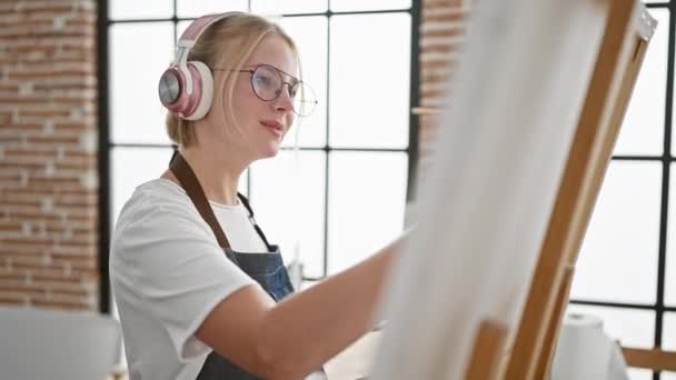 Młoda Blondynka Artystka Słucha Muzyki Rysunek Studio Sztuki — Wideo stockowe