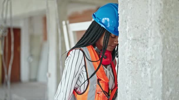 Mujer Afroamericana Constructor Estresado Golpeando Pared Con Cabeza Obra — Vídeos de Stock