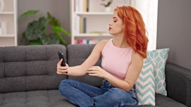 Mujer Pelirroja Joven Tomando Foto Selfie Con Teléfono Inteligente Sentado — Vídeos de Stock