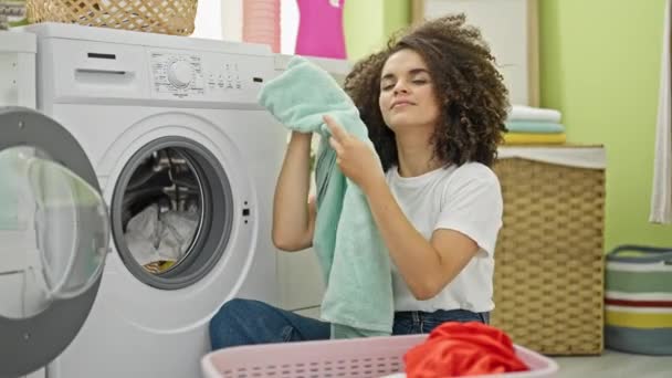 Młoda Piękna Latynoska Myje Ubrania Dotykając Twarzy Czystym Ręcznikiem Pralni — Wideo stockowe