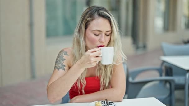 Mladá Blondýna Žena Pije Kávu Sedí Stole Úsměvem Terase Kavárny — Stock video