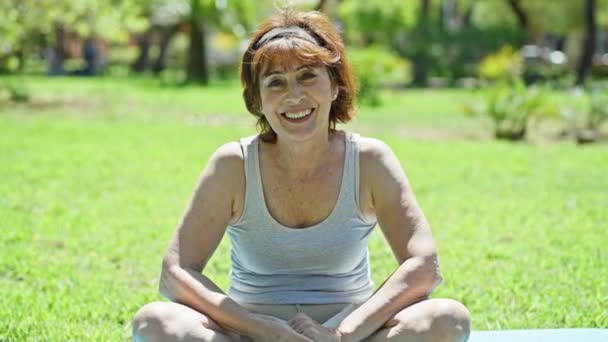 Femme Âge Moyen Assis Sur Tapis Yoga Souriant Parc — Video