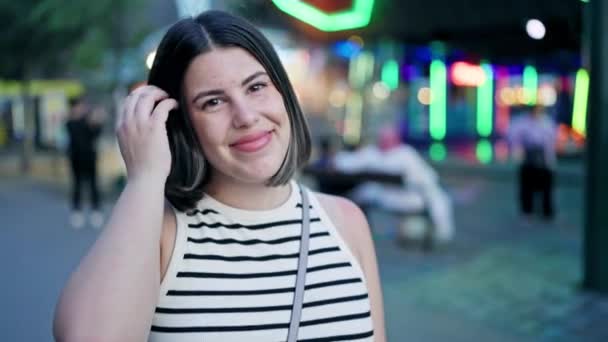 Genç Güzel Spanyol Kadın Prater Viyana Bakıp Gülümsüyor — Stok video