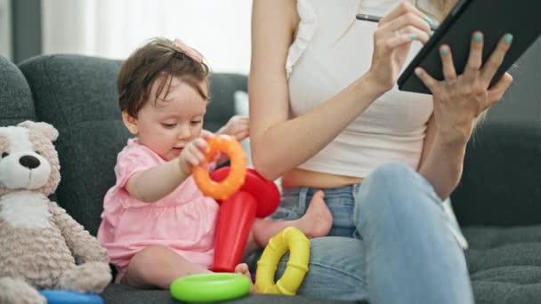 Μητέρα Και Κόρη Χρησιμοποιώντας Touchpad Ενώ Παίζει Στεφάνες Στο Σπίτι — Αρχείο Βίντεο