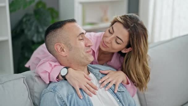 Homme Femme Couple Câlin Autre Assis Sur Canapé Baisers Maison — Video