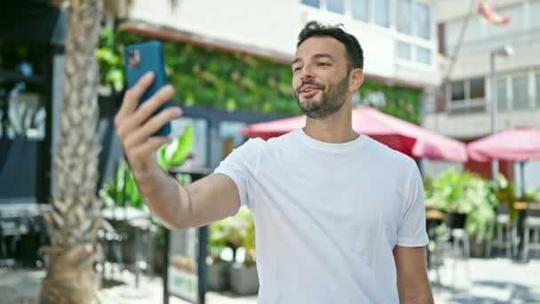 Молодий Іспаномовний Чоловік Посміхається Впевнений Має Відеодзвінок Терасі Кав Ярні — стокове відео