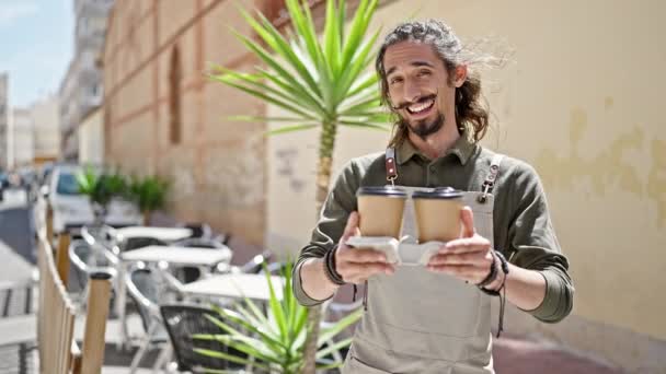 Genç Spanyol Garson Gülümsüyor Elinde Kahvesini Tutuyor Kahve Dükkanının Terasında — Stok video