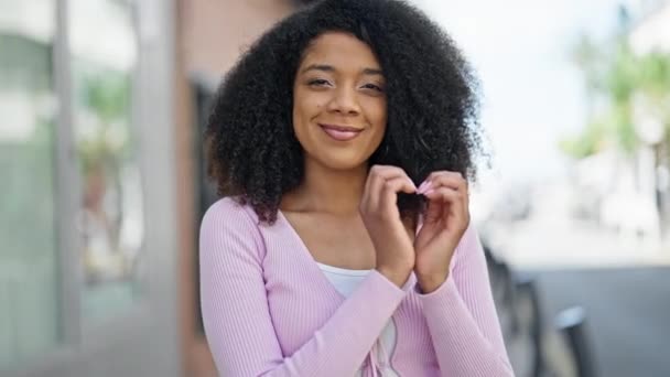 Afro Amerikalı Kadın Gülümsüyor Kendine Güveniyor Elleriyle Kalp Hareketi Yapıyor — Stok video