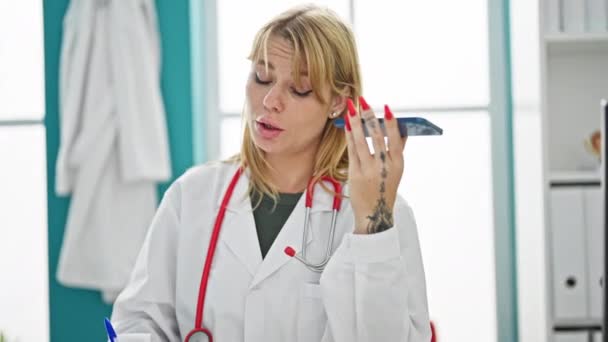 Junge Blonde Ärztin Verschickt Sprachnachricht Smartphone Und Schreibt Arztbericht Klinik — Stockvideo