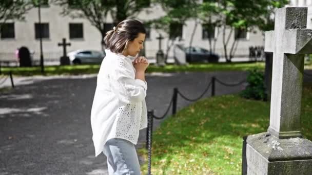 Beautiful Young Hispanic Woman Praying Mourning Tombstone Graveyard — Stock Video