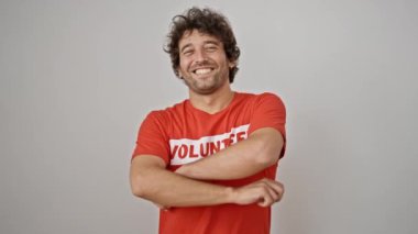 Genç İspanyol eylemci gönüllü üniforması giyiyor kollarını çapraz yapıp izole beyaz arka plan üzerinde duruyor.