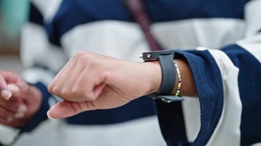 Sokakta saate dokunan Afrikalı Amerikalı kadın.