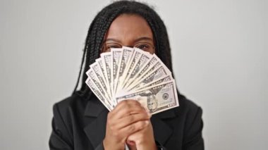 Afrikalı Amerikalı kadın iş adamı, izole edilmiş beyaz arka planda dolarlarla ağzını kapatıyor.