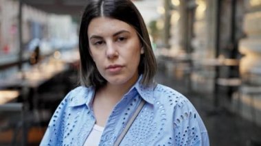 Viyana sokaklarında kendine güvenen güzel İspanyol kadın gülümsüyor.