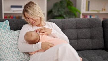 Anne ve kızı evde birbirlerine sarılıyorlar.