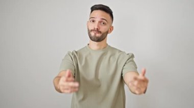 Genç İspanyol gülümseyen adam izole edilmiş beyaz arka planda orta parmak hareketi yapıyor.