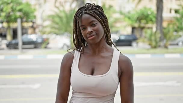 Afro Amerikalı Kadın Gülümsüyor Kendine Güveniyor Sokakta Baş Parmak Hareketi — Stok video
