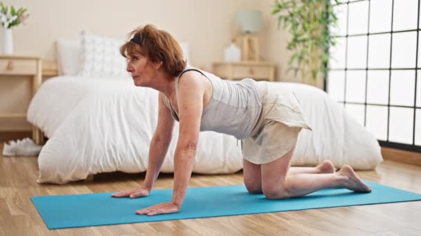 Medelålders Kvinna Tränar Yoga Sittande Golvet Sovrummet — Stockvideo
