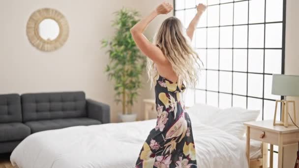 Young Blonde Woman Smiling Confident Dancing Bedroom — 비디오