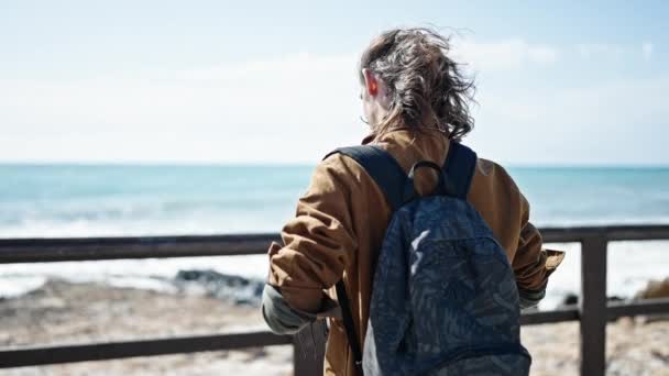 Νεαρός Ισπανόφωνος Τουρίστας Φορώντας Σακίδιο Κάνει Φωτογραφία Στην Παραλία — Αρχείο Βίντεο