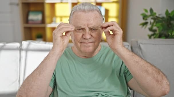 Hombre Pelo Gris Mediana Edad Con Gafas Sentadas Sofá Casa — Vídeo de stock