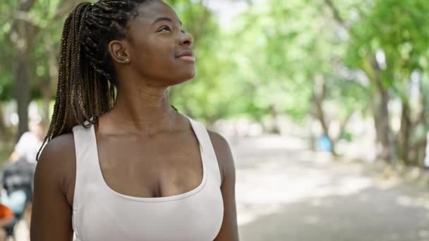 Afrikansk Amerikansk Kvinna Ler Säker Står Parken — Stockvideo
