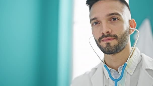 Ung Latinamerikansk Man Läkare Undersöker Kliniken — Stockvideo