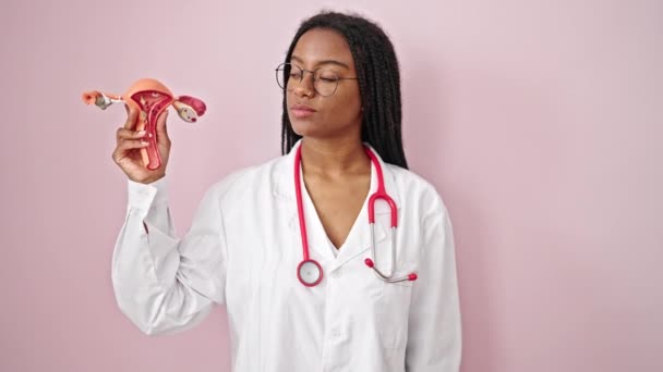 Αφροαμερικανίδα Γιατρός Κρατώντας Ανατομικό Μοντέλο Της Μήτρας Πάνω Από Απομονωμένο — Αρχείο Βίντεο