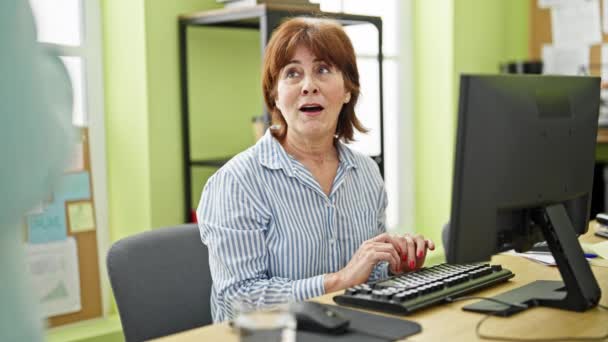 Mujer Mediana Edad Trabajadora Negocios Hablando Con Jefe Haciendo Gesto — Vídeos de Stock