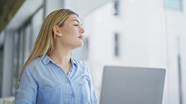 Młoda Blondynka Biznes Pracownik Pomocą Laptopa Patrząc Wyrzucić Okno Biurze — Wideo stockowe
