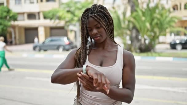 Afričanky Americká Žena Vážnou Tváří Hledá Hodinky Ulici — Stock video