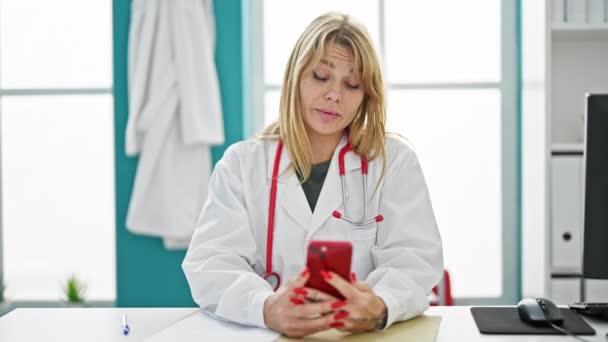 Dokter Wanita Pirang Muda Memiliki Panggilan Video Bekerja Klinik — Stok Video