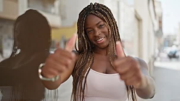 Afrikai Amerikai Mosolyog Magabiztos Csinál Hüvelykujj Fel Gesztus Utcán — Stock videók