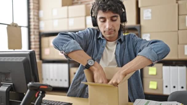 Młody Latynoski Człowiek Commerce Pracownik Pomocą Komputera Słuchawek Pakowanie Profesjonalny — Wideo stockowe