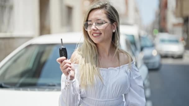 Ung Blond Kvinna Håller Nyckeln Till Bil Gör Tummen Upp — Stockvideo