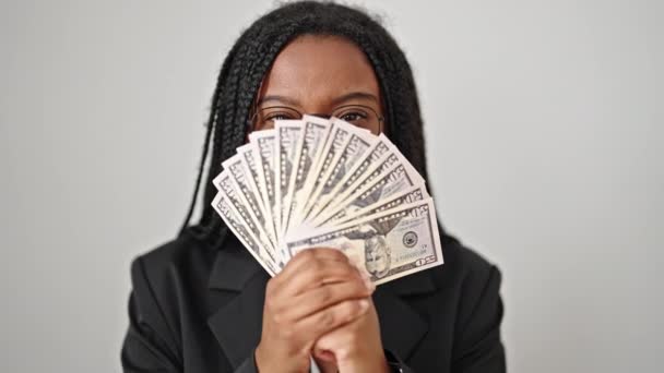 Afričanky Americká Žena Obchodní Pracovník Pokrývající Ústa Dolary Přes Izolované — Stock video