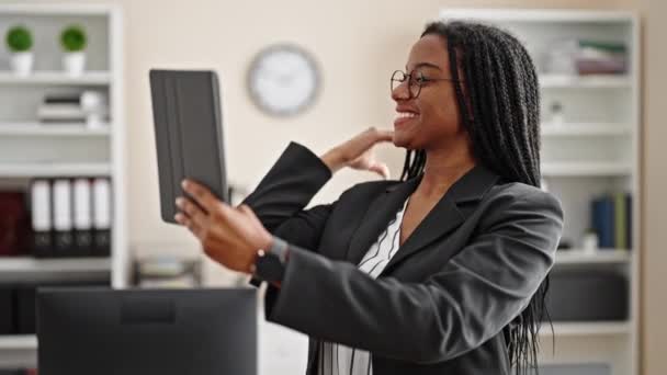 Mujer Afroamericana Trabajadora Negocios Hacer Selfie Por Touchpad Sonriendo Oficina — Vídeos de Stock